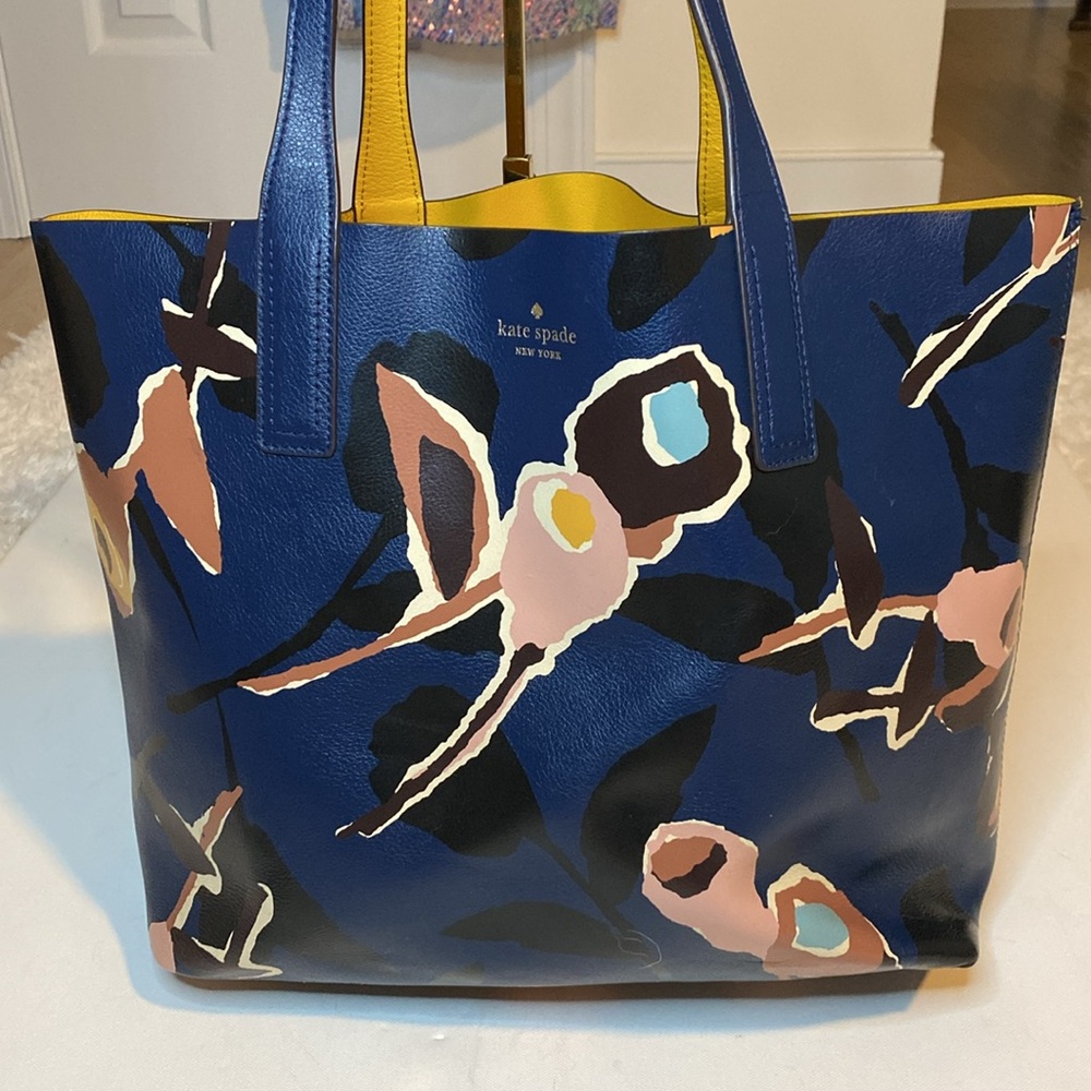 Kate Spade Arch Paper Floral Navy and Yellow Tote Reversible w matching pouch
